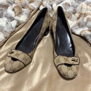 Womens Gucci pumps